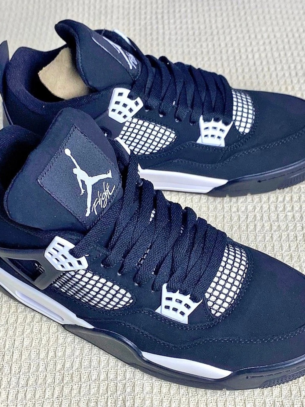 Jordan 4 Retro "White Thunder" Black & White